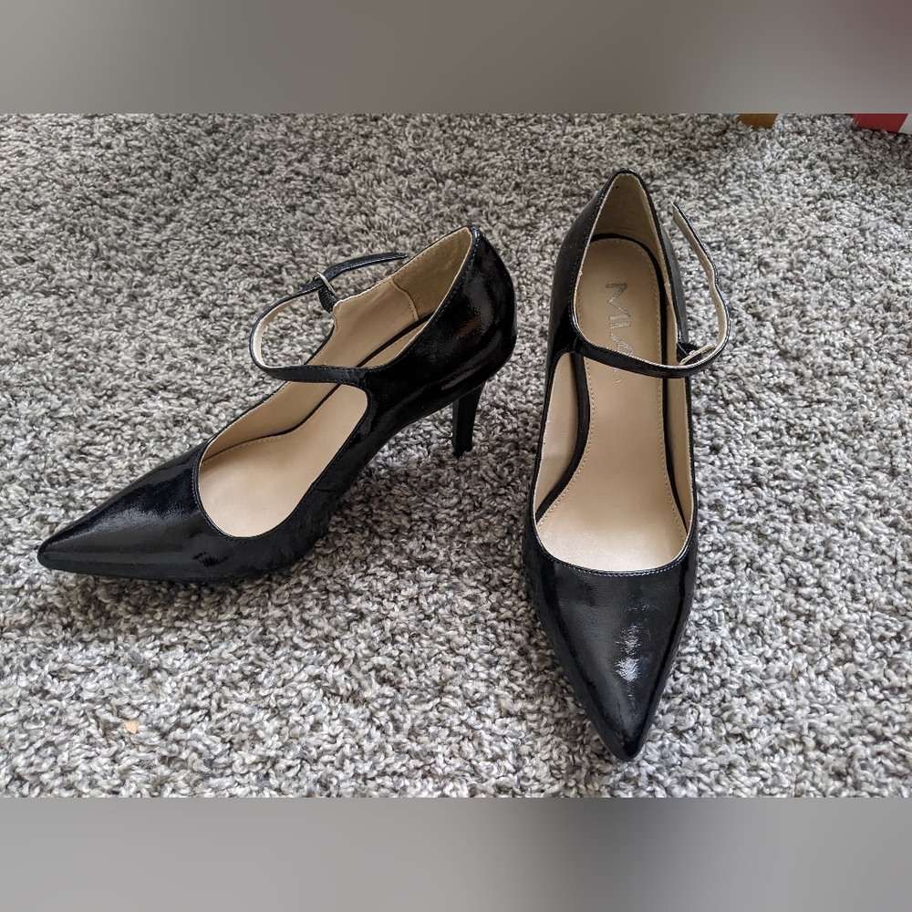 Patent leather pair of black heels